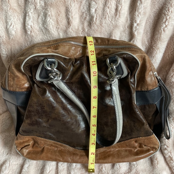 Guess Handbag. - Picture 3 of 8